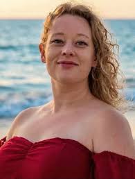 Renee Nicole Good, poeta, legal observer (volontari che monitorano le forze  di polizia per documentare eventuali abusi) di Minneapolis. Disarmata,  stava cercando di andarsene, freddata con tre colpi di pistola da un