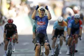 Philipsen aprovecha un regalo de Van der Poel para estrenarse en Voiron