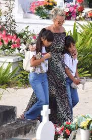 Trouvez la photo de stock éditoriale de laeticia hallyday jade hallyday joy hallyday et bien d'autres dans la collection de photographies éditoriales shutterstock. Laeticia Jade Et Joy Hallyday Font Une Derniere Visite Sur La Tombe De Johnny Le 15 Janvier 2018 Laetitia Hallyday Johnny Hallyday Photo Johnny Hallyday