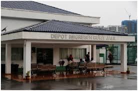Ketua pengarah jabatan imigresen datuk khairul dzaimee daud berkata, pihaknya memandang serius dakwaan beberapa portal dalam talian berhubung dakwaan lelaki itu ditahan secara tidak sah sehingga menyebabkan kematiannya ketika dalam tahanan. Pendatang Tanpa Izin Di Depot Tahanan Imigresen Dijaga Diurus Dengan Baik Selliyal à®š à®² à®² à®¯à®²