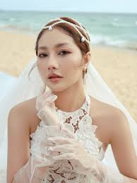 Tâm Tít táo bạo với váy ren xuyên thấu