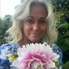 För ett år sen köpte vi större båt som vi valt att ha i året runt.  Självklart krävde jag att den skulle julpyntas åtminstone litegrann. Gubben  min fixade ljusslinga på utsidan😍 En