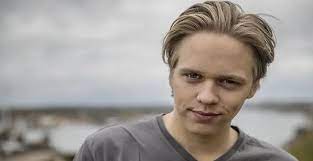Valter skarsgard, born on october 25, 1995, is a swedish actor. Valter Skarsgard Swedish Men Family Facts Valter Skarsgard Biography