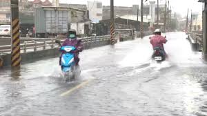 高知県 ( こうちけん) では 1000 ( せん) ミリを 超 ( こ) える 豪雨 ( ごうう) になるなど、 四国 ( しこく) から 関東 ( かんとう) にかけての 広 ( ひろ) い 範囲 ( はんい) で 激 ( はげ) しい 雨 ( あめ) が 降 ( ふ) り 続 ( つづ) いています。. Hcdjmdeffwqb M