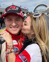 Wooow, 31 de Mayo 2024, hace justo 30 años logré mi sueño más anhelado, ser  mamá, y Diosito me mando a mi por siempre príncipe, mi niño, a mi compañero  de equipo