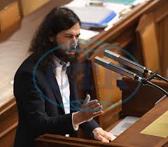 Politika se tak stala jejich denním chlebem, ne všem je to ale po chuti. Pirati Se Preli S Ano Kvuli Slibum O Zisku Z Tezby Lithia Ceskenoviny Cz