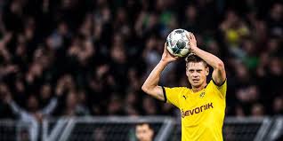 Soal dan jawaban yang dibahas berikut hanyalah sebagai referensi bahan belajar bagi siswa dan guru dan. Aturan Melakukan Lemparan Ke Dalam Atau Throw In Pada Sepak Bola