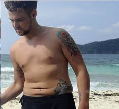 Michele merlo, ex allievo di canto ad amici 16, è ricoverato in ospedale e le sue condizioni nell'ultimo post di instagram, michele merlo, conosciuto anche come mike bird ha scritto: Fanpage It Osservando Il Fisico Di Valerio Scanu E Facebook