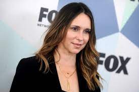 Jennifer love hewitt is an actress and singer who got her start on disney's kids incorporated as a child actor. Small Screen 9 1 1 S Love Hewitt Survives Family Challenges Times Colonist
