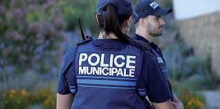 Il doit ensuite livrer le présumé coupable à la justice.lire la suite. Site De La Ville D Istres