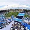 Unsere ordner sind gemäß der stadionordnung dazu ermächtigt, fans, welche fankleidung der gegnerischen mannschaft tragen, aus dem heimbereich zu verweisen und ihnen ggfs. 1