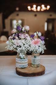 Rustikale Vintage Tischdeko Mit Holzscheibe Spitze Und Viel Schleierkraut Foto Licht Ge Dekoration Hochzeit Hochzeit Tischdekorartion Schleierkraut Hochzeit