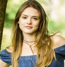 Isabelle drummond é uma atriz brasileira, conhecida ainda na infância por ter feito emília, a boneca mais famosa do público infantil, no seriado sítio do picapau amarelo. Isabelle Drummond Birthday Real Name Age Weight Height Family Contact Details Boyfriend S Bio More Notednames