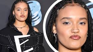 Ekspresyjna Sara James szpanowała na ściance. Gigantyczna klamra to dopiero  początek