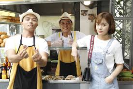 Ở độ tuổi an hưởng tuổi già, vui vầy cùng con cháu, ông lại nhớ về gia nghiệp bánh mì của cha mẹ năm xưa, quyết tâm bắt đầu lại từ đầu, một thân một mình khởi nghiệp với xe bánh mì. Banh Mi Ong Mau Phim Truyá»n Hinh Ton Vinh Mon Äƒn Quá»'c Dan Cá»§a Viá»‡t Nam Saokul Tin Tá»©c Vá» Ä'á»i Sá»'ng Va Showbiz Viá»‡t