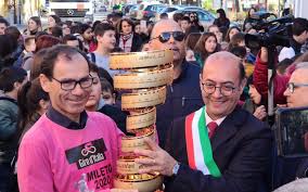 Chi è il vincitore della corsa rosa nauseato dal calcio a 13 anni, non ha sfondato nel nuoto, ha fatto il commesso in un negozio. Giro D Italia In Esposizione A Mileto Il Trofeo Senza Fine Messo In Palio Per Il Vincitore Della Corsa Rosa Il Quotidiano Del Sud