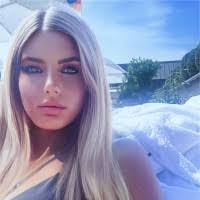 Julie Siewert's Instagram, Twitter & Facebook