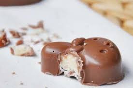Chocolats Maison Fourres Au Chocolat Blanc Et Pralin Recette Ptitchef Recette Chocolat Maison Recette Chocolat Maison Chocolat Blanc
