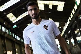 Regresso da seleção com escolta da força aérea. Fotogaleria Veja Os Equipamentos Da Selecao Nacional Para O Mundial 2018 Observador