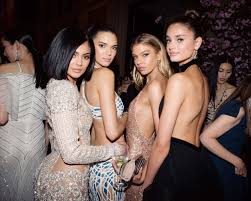Icymi, kylie jenner posted her annual bathroom selfie from the met gala and it's pretty epic. Get An Inside Look At The Met Gala Including All Of The Red Carpet Dresses Watch Our Exclusive Videos See Photos Of Your Favo Unluler Fotografcilik Fotograf