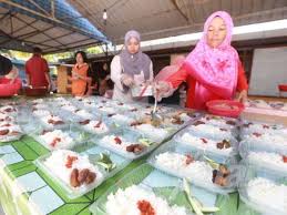 Menyegerakan berbuka puasa bukan berarti berbuka puasa sebelum adzan maghrib berkumandang. Agih 7 000 Juadah Berbuka Puasa