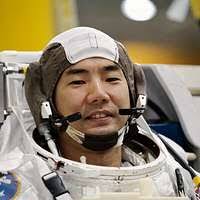 Эдвард Т. Лу готовится поесть в СМ