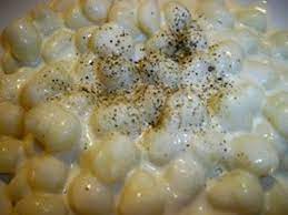La gorgonzola a fiocchi, il parmigiano grattugiato, l'emmentaler e la provola tagliati a cubetti. Ricetta Gnocchi Di Patate Ai 4 Formaggi
