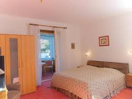 Im schlafzimmer gibt es ein modernes boxspringbett (bettdecken in komfortgröße) mit zusätzlichem fernseher. Hermannsburg Ferienappartement 2 93410 Ferienwohnung Bad Harzburg