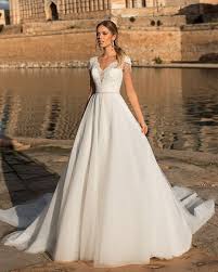 Una coda mozzafiato e un abito che ruba il cuore. Naviblue Bridal On Instagram Just A Charming Dress Jaspell Light And Tender For Romantic Girls With Extraordinary Sleeve Kleider Kleid Hochzeit Brautkleid