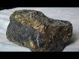 Berikut cara mengetahui ciri/tanda tanah mengandung emas : Ciri Ciri Batu Mengandung Emas Gold Ore Mining Gold Stone Buscket Gold Youtube