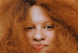 Le ciocche rosse stanno bene a chi ha basi scure, dal nero al castano o capelli marrone chiaro, mentre le bionde dovrebbero evitarle, il . Capelli Rosso Scuro Ciliegia E Rame Scuro A Chi Sta Bene