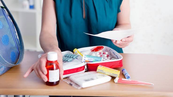 Vacances: les indispensables de la trousse à pharmacie à emporter avec soi