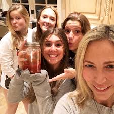 Late night dinner party with my girls! When your daughter is having a  sleepover and they all ask for some @thepreppyitalian sauce at midnight  😜🍝 @ Essex County, New Jersey
