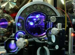 Atomuhr — eine atomuhr ist eine uhr, deren zeittakt aus der charakteristischen frequenz von strahlungsübergängen der elektronen freier atome abgeleitet wird. Atomuhr Misst Einsteins Zeitdehnung Erste Messung Der Gravitationswirkung Auf Die Zeit Mit Einer Mobilen Optischen Atomuhr Scinexx De