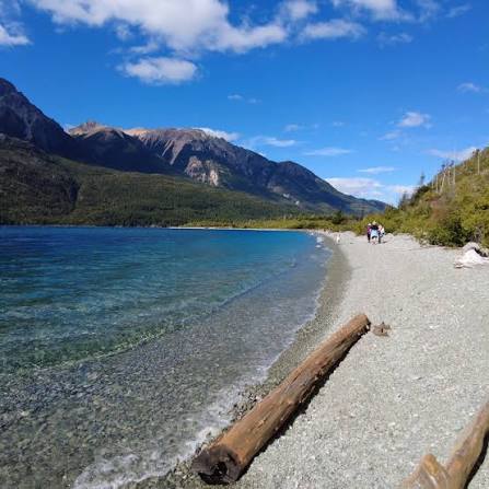 El Lago Epuyén es uno de los lugares más impresionantes de la Comarca  Andina  ️ Aguas cristalinas  Entorno natural ‍♂️ Actividades al  aire libre PROMO 20% OFF ☀️Noviembre/Diciembre (Válida hasta