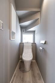 階段下を有効活用したトイレの建築実例 トイレのデザイン 小さなトイレ トイレ おしゃれ