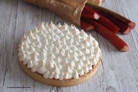 Tarte A La Rhubarbe Meringuee Topissime Une Pincee De Cuisine Recette Tarte Rhubarbe Recette Tarte Rhubarbe Rhubarbe