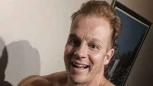 Rapper Sjors duikt plotseling ongelooflijk afgetraind op, volgers geloven  niet dat het natuurlijk is: 'Die gast zit zwáár aan de anabolen!' Sjors is  nu met afstand de breedste rapper van het land!🤯👇