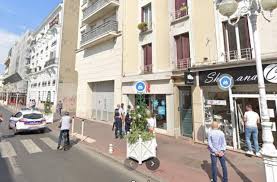 15 € (hors frais d'envois). Montrouge Deux Braqueurs Arretes Apres La Violente Attaque D Une Boutique Sfr Le Parisien
