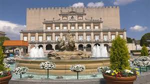 El parque temático cuenta con un montón de atracciones, espectáculos, restaurantes y tiendas. Descubrimos El Madrid Del Parque Espana De Japon