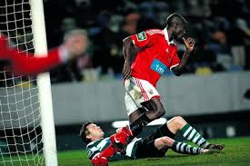 O jogo começou com o benfica melhor, a criar mais e melhores sporting é favorito no jogo contra o benfica? Benfica Afunda Ainda Mais O Sporting Publico