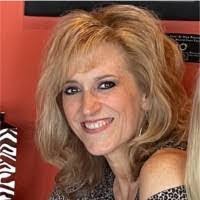 Carrie Dills's Instagram, Twitter & Facebook