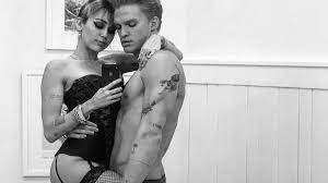 Nackt und Zunge raus: Miley Cyrus strippt lasziv im Netz | Promiflash.de