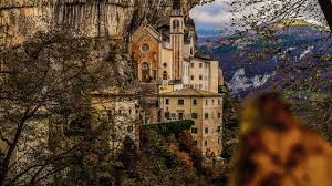 In general the art of this period, often paid for by royalty and the nobility, increasingly regarded the heavenly court as a mirror of earthly ones. Vorgeschlagene Routen Madonna Della Corona Gardasee