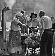 Fottkukorica Arus A Budapesti Utcan 1954 Augusztus 5 Jarai Rudolf Felvetele Mti Foto Budapest History Photo