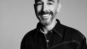 Avec l'âge, les sourcils sont très importants», la leçon de maquillage du  make-up artist Fred Marin