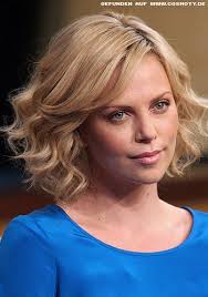 Platinblonde haarfarbe wirkt bei kurzen haaren besonders fech und schmissig. Frisuren Bilder Charlize Theron Mit Femininen Blonden Wellen Frisuren Haare