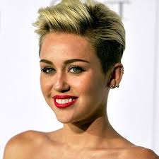 Esso è caratterizzato da una certa simmetria nella parte retrostante. Vip News Klatsch Und Tratsch Zu Deinen Stars Auf Bunte De