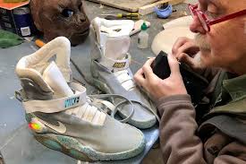 L'intrigue relate le voyage dans le passé d'un adolescent, marty mcfly. Retour Vers Le Futur 2 Les Nike Autolacantes De Marty Mcfly Exposees A Lyon Actu Lyon