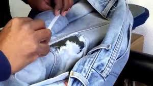 Mais lorsque l'usure apparaît au niveau des fesses ou entre les jambes, on serait tenté de s'en débarrasser. Tuto Comment Reparer Un Jeans Dechire Youtube